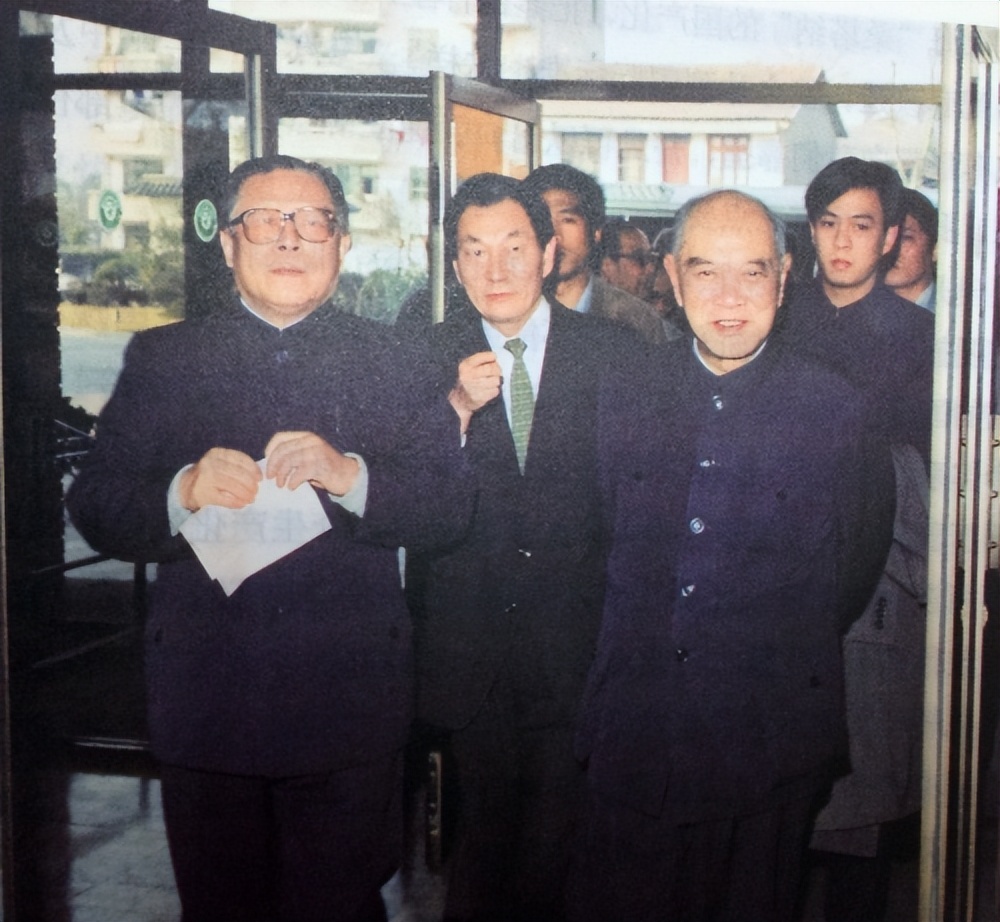 1998年，*镕基朱**反腐遭人质疑，江同志：*党**就是你的后盾