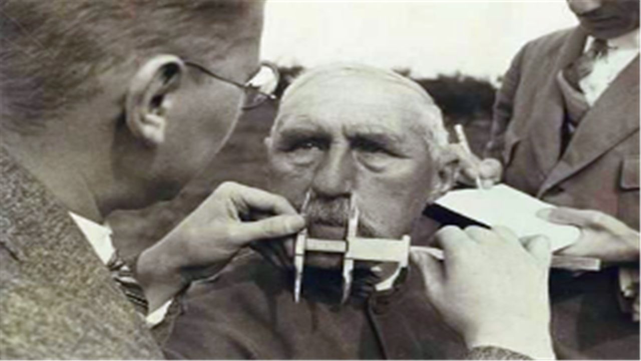 二战时期,希特勒*杀屠**犹太人,他是如何分辨德国人和犹太人的?