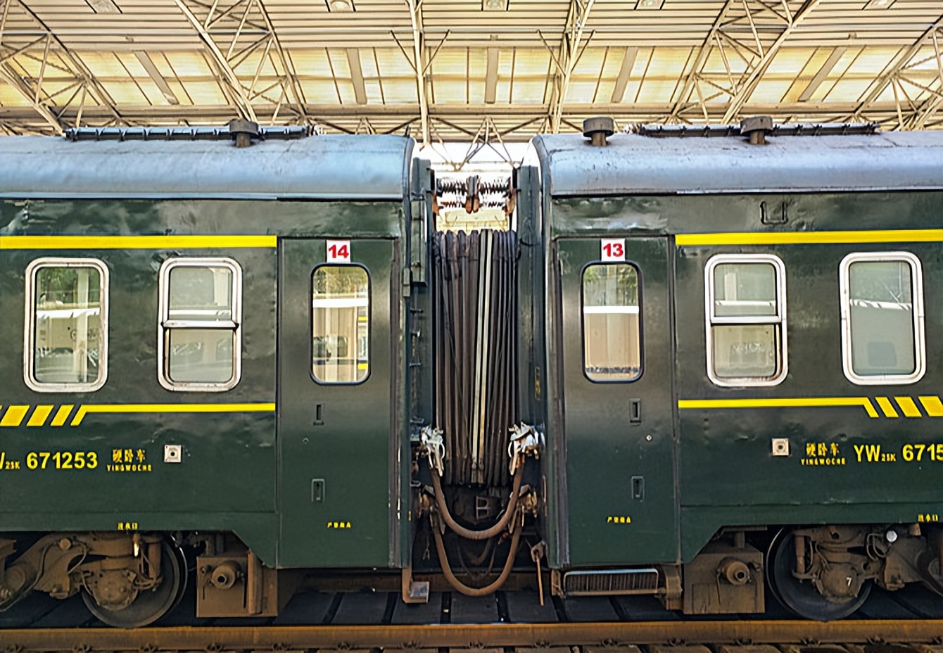 谁给安检员这样的巨胆？广铁安检作用在哪？18公分刀具上车要人命