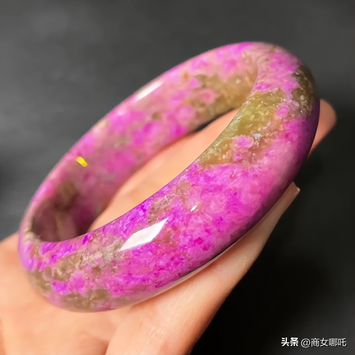 除了金银还有什么首饰,天然宝石制成的手镯