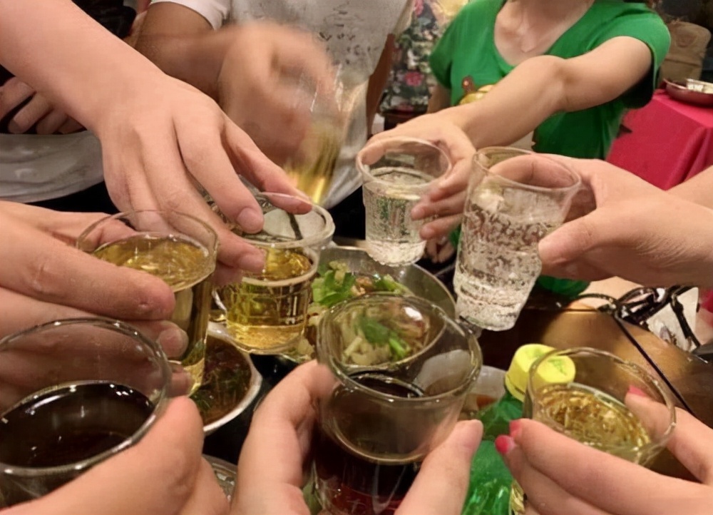 献血喝酒转氨酶高多久才能去献血,献血400cc多久能恢复喝酒