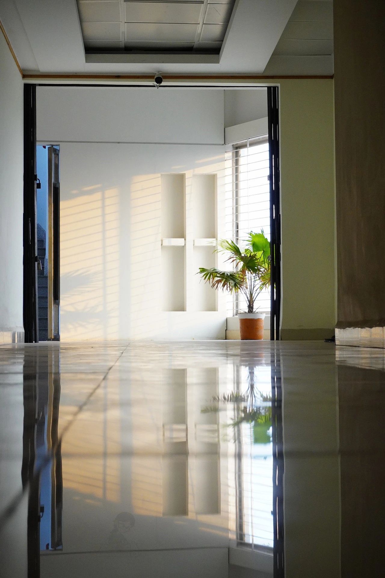 暗房没有窗户怎么解决通风和采光,暗厅采光不好怎么解决