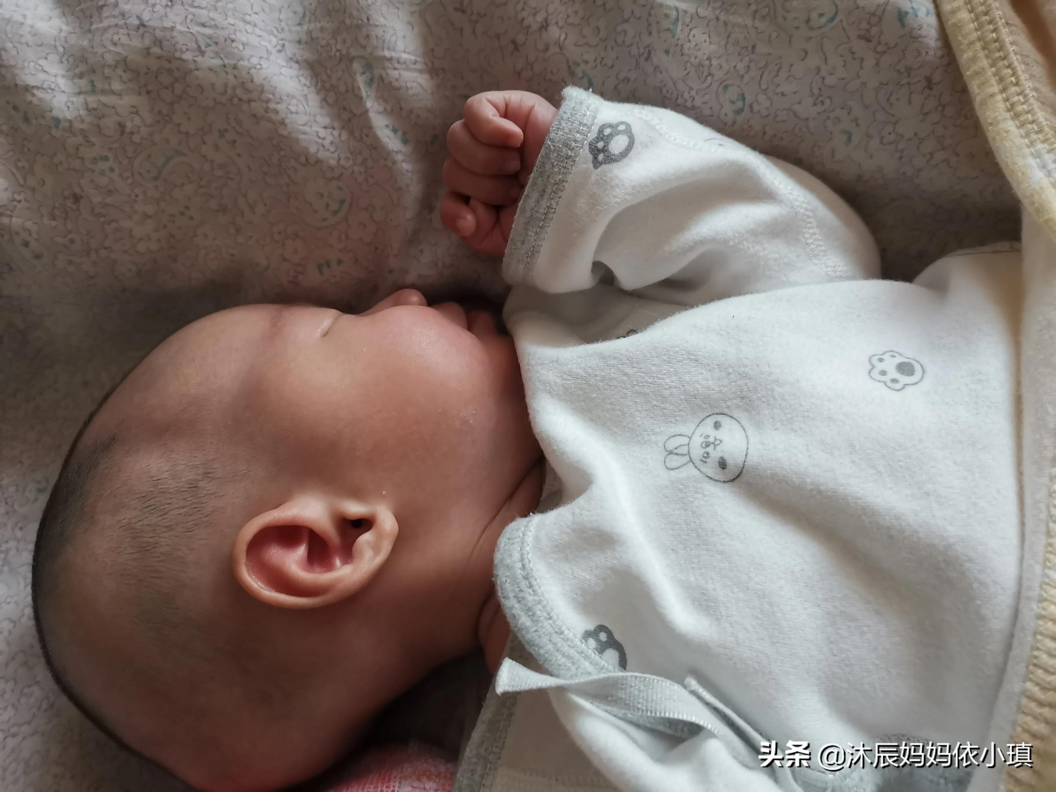 头型偏了怎么给孩子睡圆头,宝宝头型睡偏了还能矫正成圆头吗