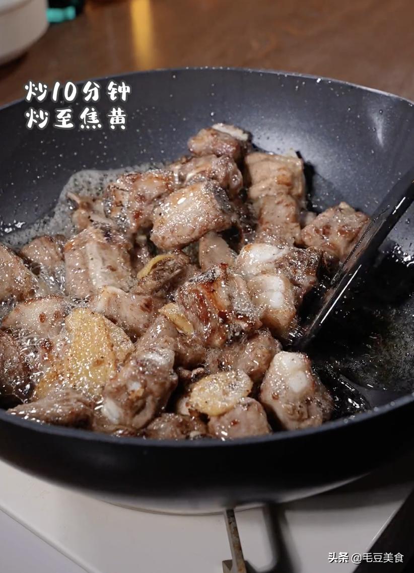 是时候安排顿肉肉吃了，生炒排骨给孩子加餐营养健康