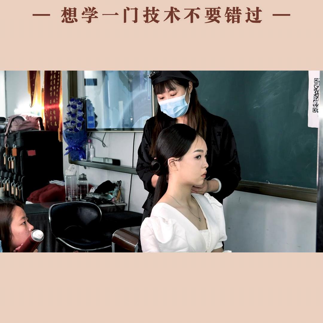 新娘妆化妆培训哪里报名,开州学化妆新手零基础教程培训班