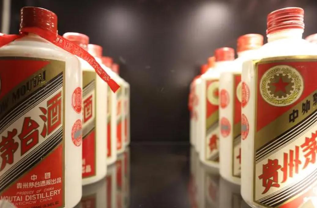 茅台用矿泉水瓶装好吗,真正茅台酒是瓷瓶还是玻璃瓶