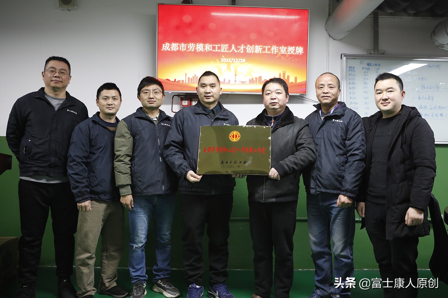 富士康小伙打工被骗,进厂打工的真实生活成都富士康