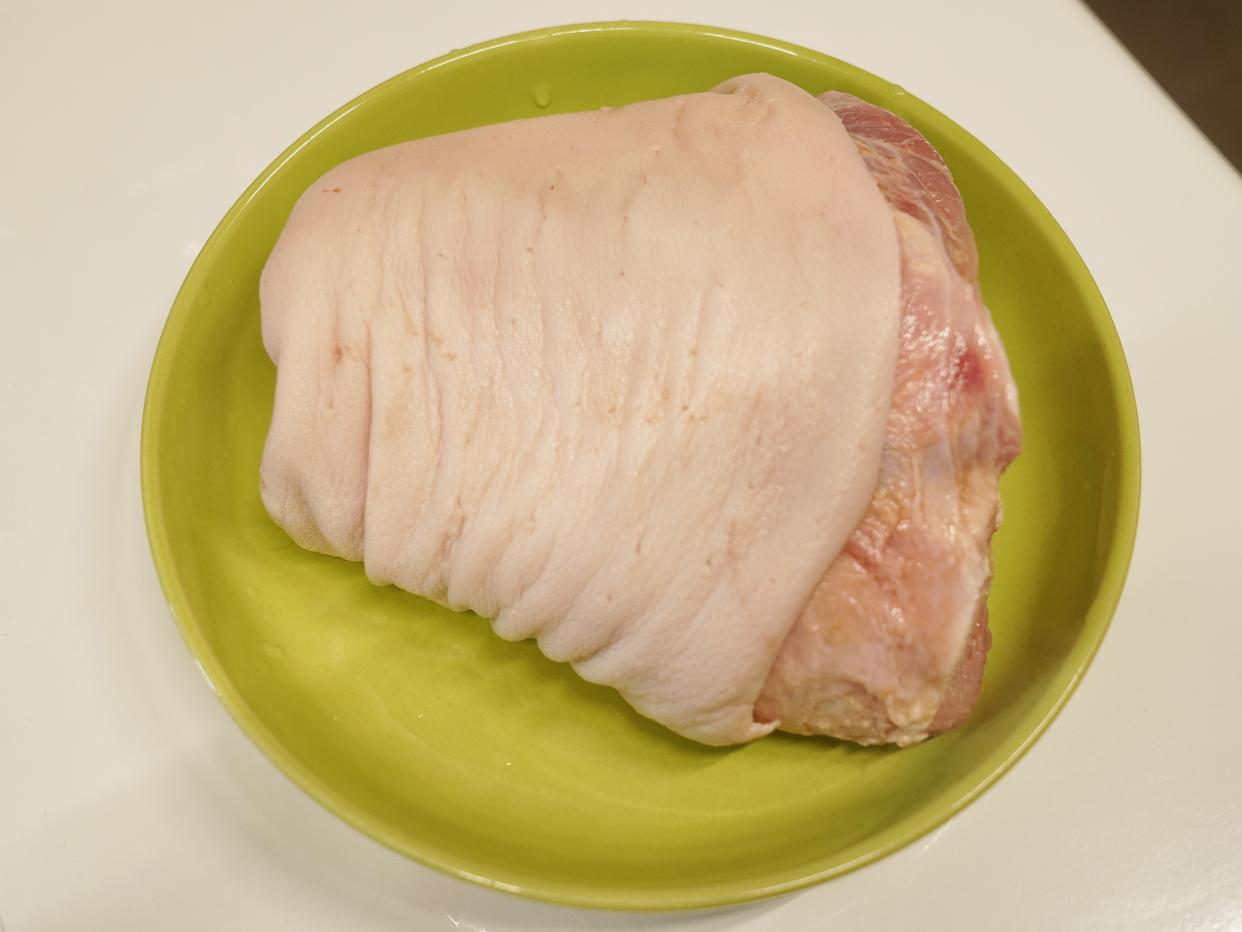 秘制卤烤软糯猪手,德国咸脆猪手如何烤才皮脆