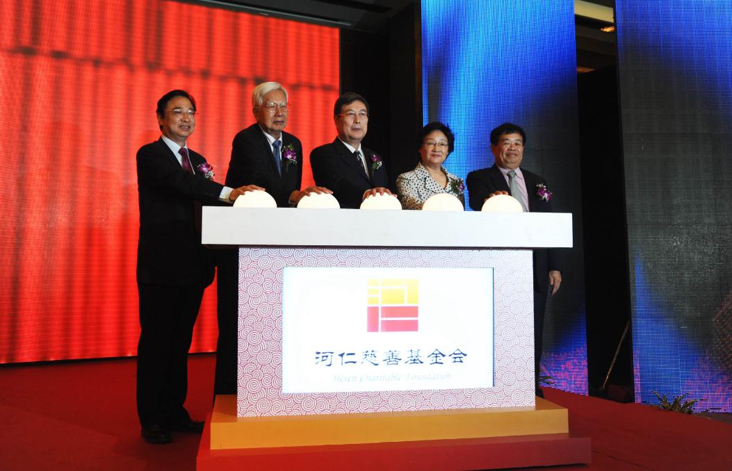 曹德旺与王健林演讲,王健林对曹德旺说给员工涨工资