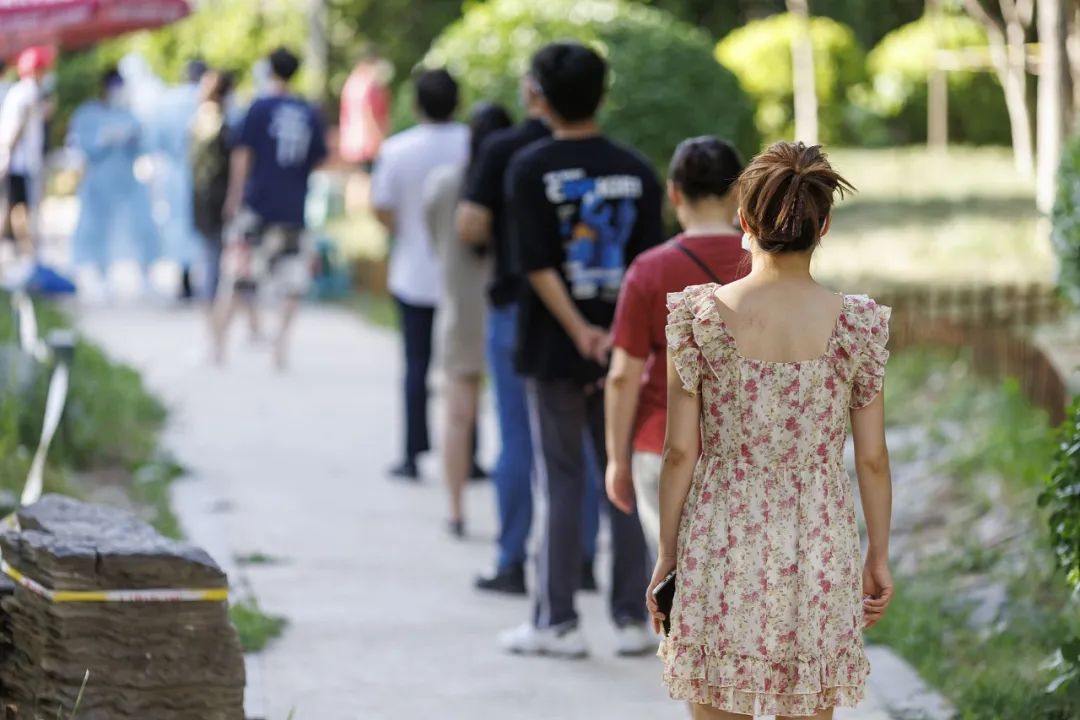 疫情新生存法则：单车断货，没做核酸写检讨，骑十多公里给人理发