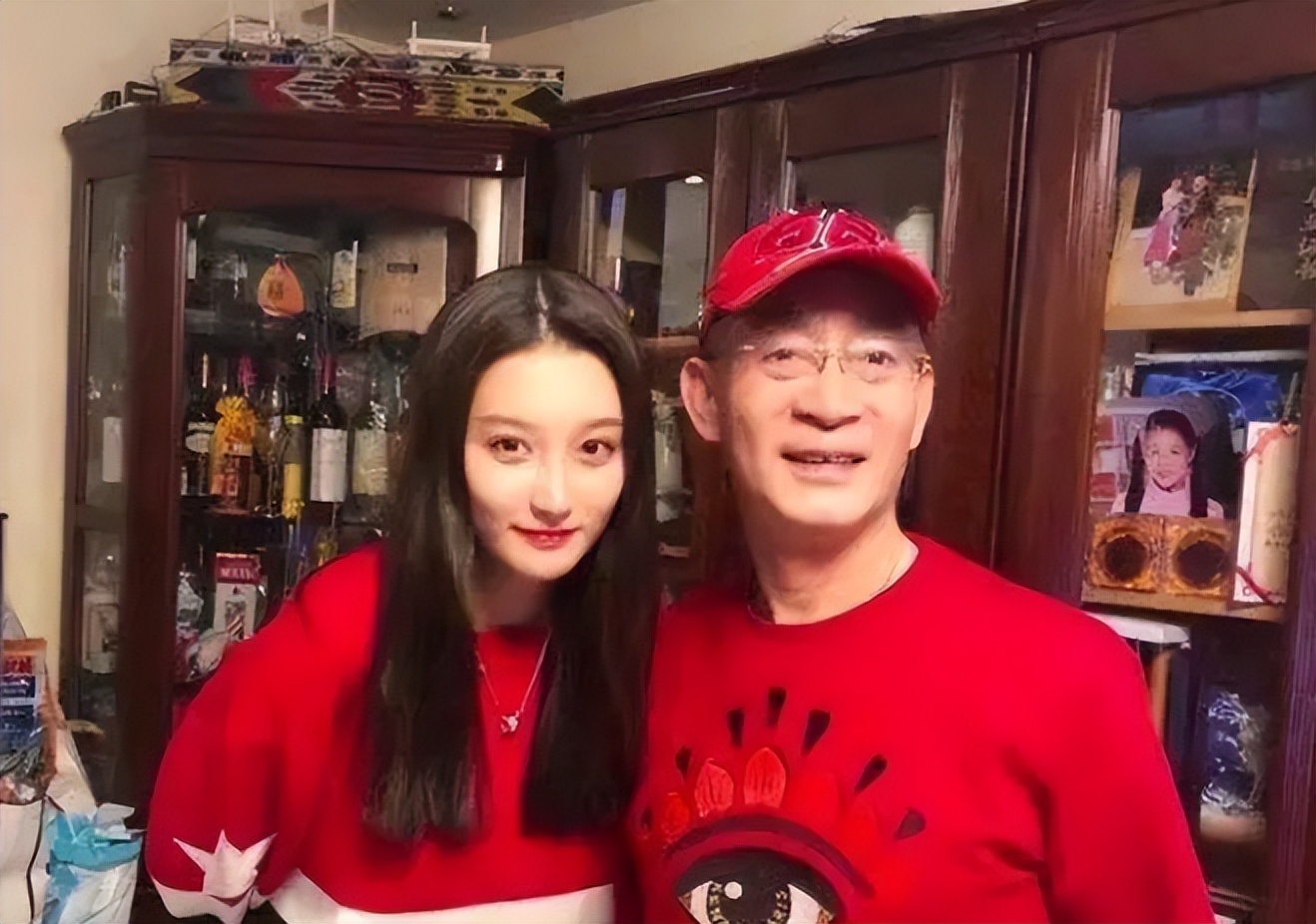 六小龄童和妻子一起出演西游记,六小龄童拍西游记和谁谈恋爱