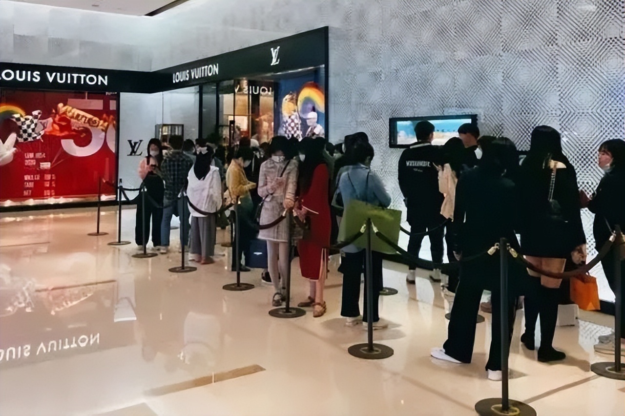 lv年入300w无收入人群,lv近十年价格变化