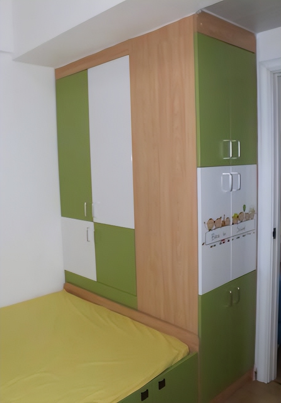 一家三口挤在30多平米的房子里,一家三口在深圳挤单间