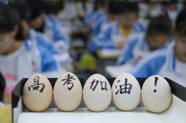 清华女学霸是怎样炼成的？看看她的书桌，或许会找到她成功的原因