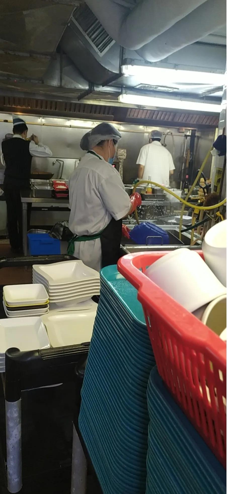 香港新移民:一位58岁阿姨洗碗每个月1.5万元，手指伤了为何不退休