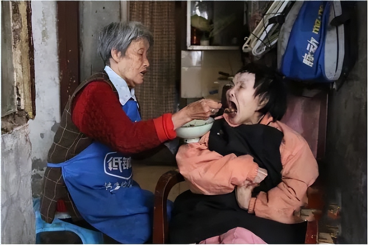 成都口袋婆婆：拾荒20年，养活两个病患，三代人，直言：死不成