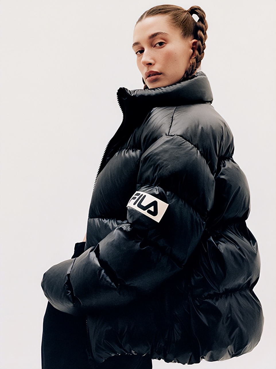 羽绒服卫衣裙搭配,今年流行穿搭羽绒服加什么靴子