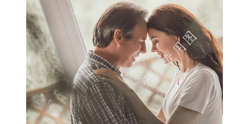 未婚老伴工资12500，却说只有2500，儿子告诉我真相我哭了