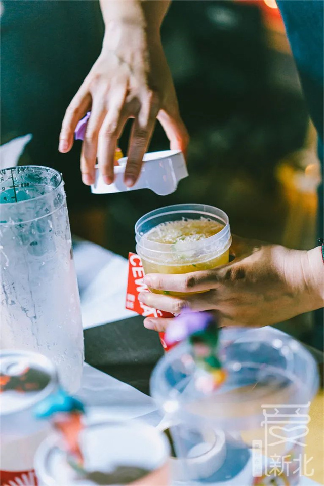 仲夏夜,逛“井井有条街·青年创业集市”,有生活有晚风也有故事……