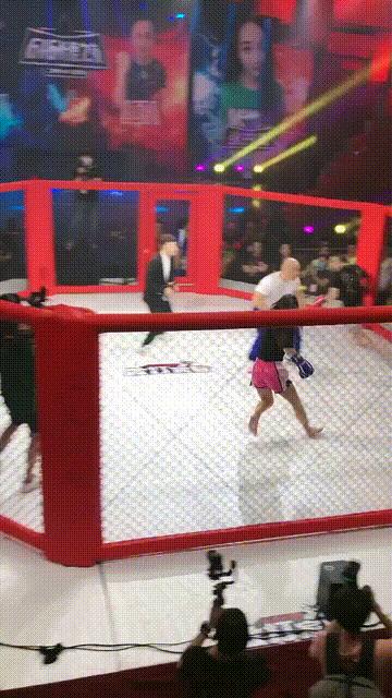 每日一笑：看多了足球比赛就没意思了，来一场不一样的比赛吧