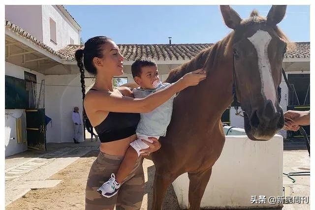 c罗女友乔治娜身价,c罗女友乔治娜晒与4个孩子合影