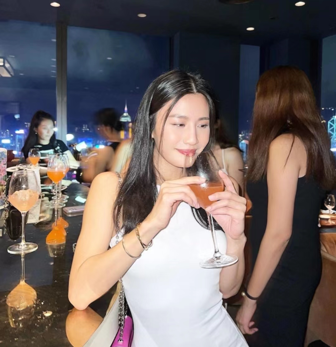 好嗨！香港瑜伽女神与闺蜜夜蒲狂欢，贴身连衣裙秀凹凸有致好身材