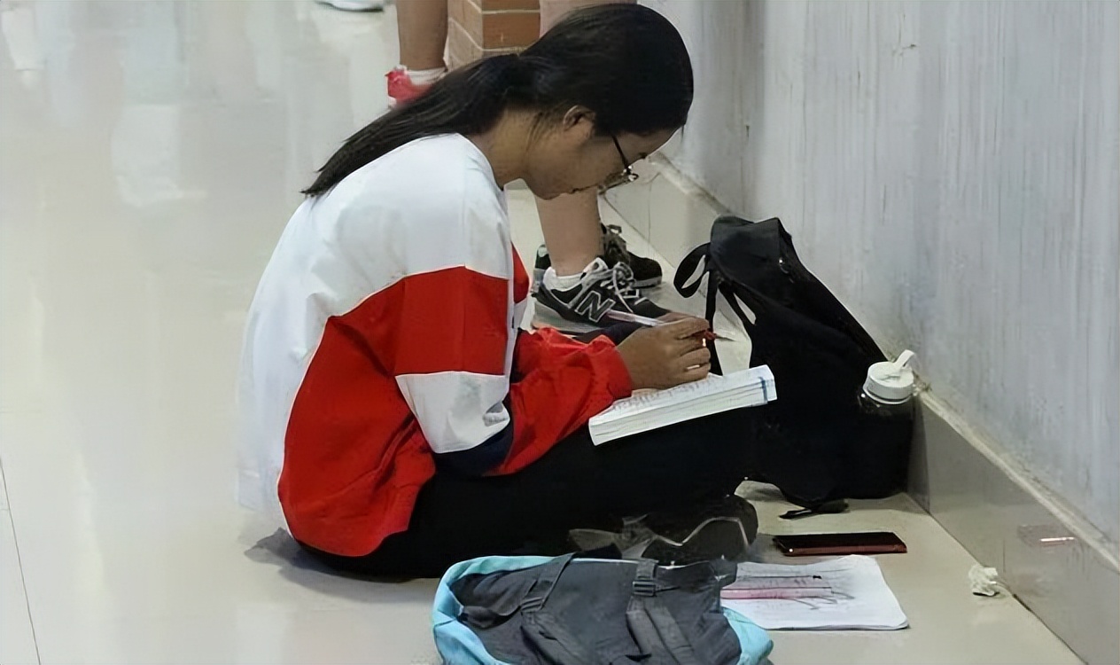 大一被室友孤立怎么处理,大学寝室被室友孤立怎么办