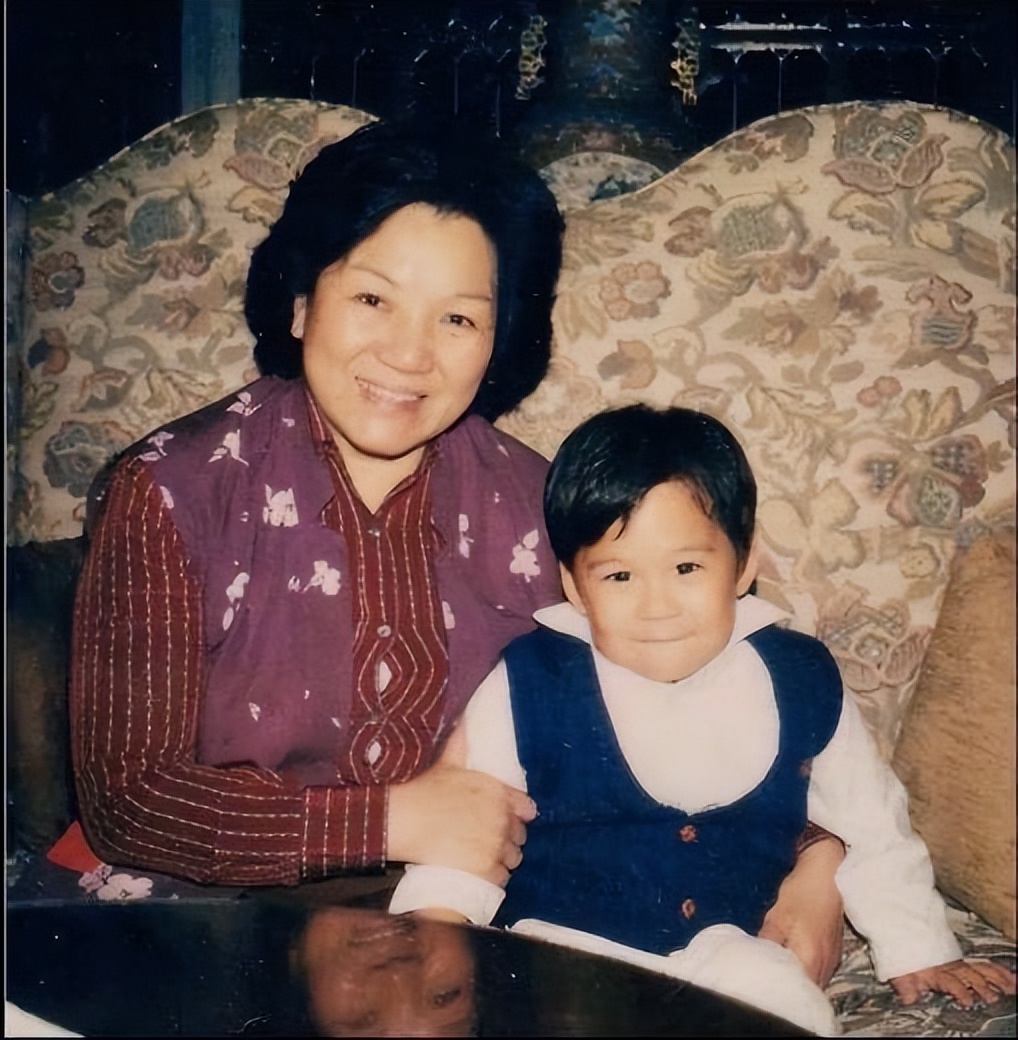 百年霍家：独尊大房，二房三房子女不与父合影，不得插手家族生意