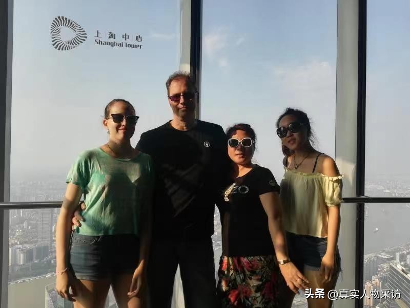 我身高1米57，50岁婚恋网相亲，被小5岁1米9西班牙大帅哥倒追