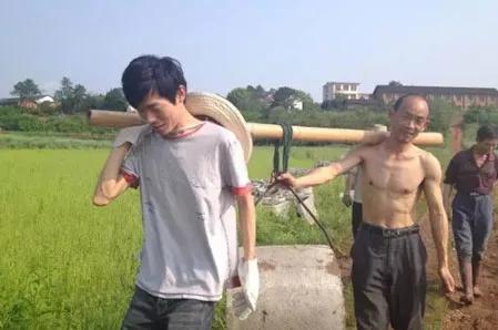 拒绝哈佛天价年薪的中国村官,拒绝百万年薪回来当农民