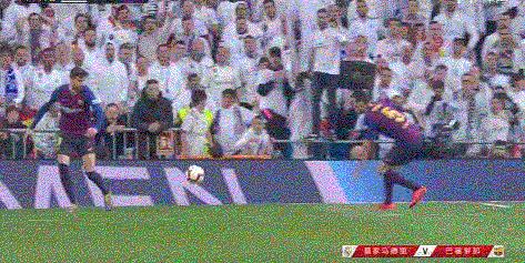 致敬C罗？维尼修斯国家德比禁区跳水，巴萨球员疯狂嘲讽