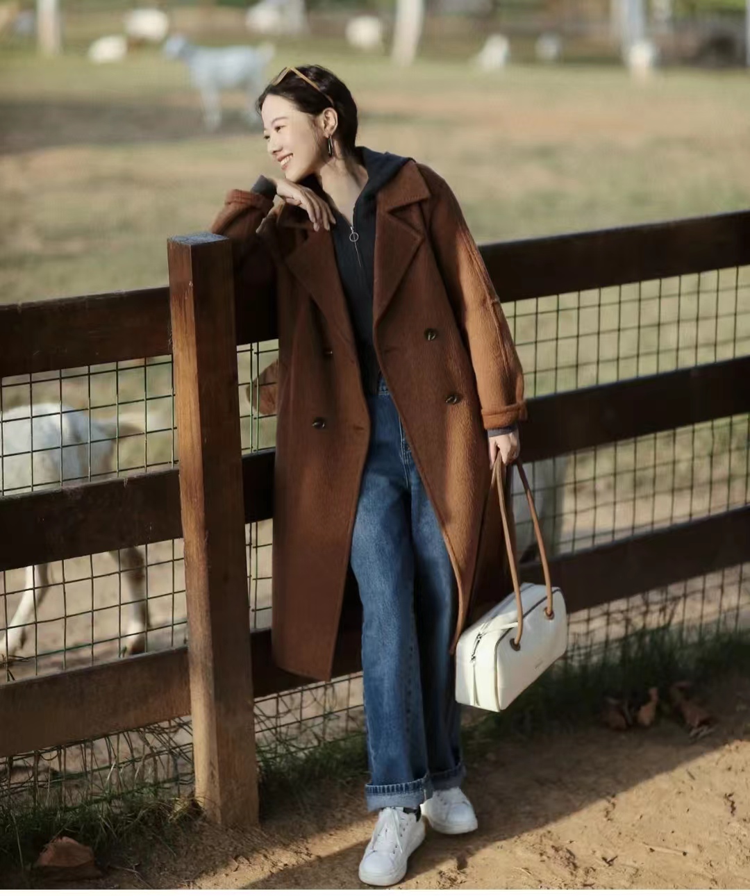 驼色浴袍大衣怎么搭配更高级,大衣棉服驼色穿搭女秋冬