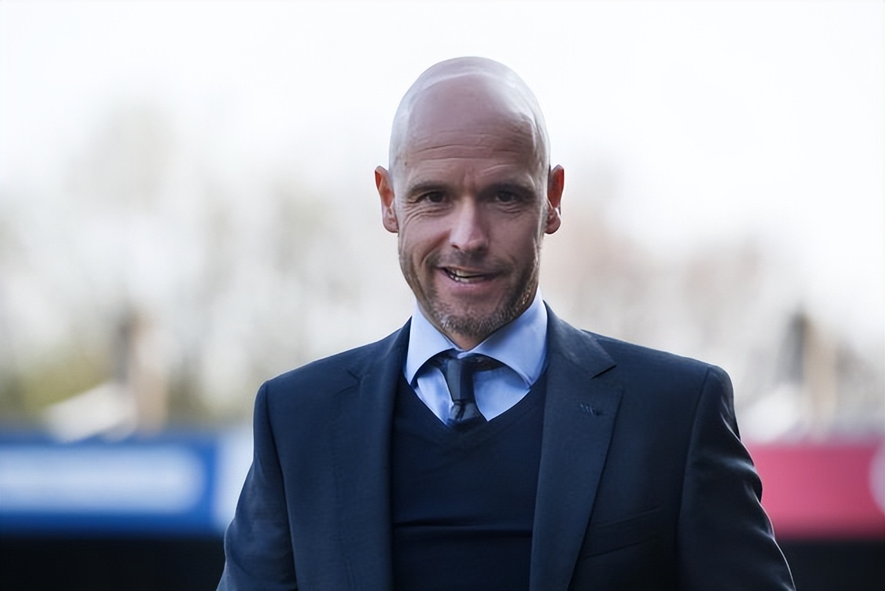 滕哈赫和C罗“对决”来了，曼联球迷支持主帅，C罗新赛季无球踢？