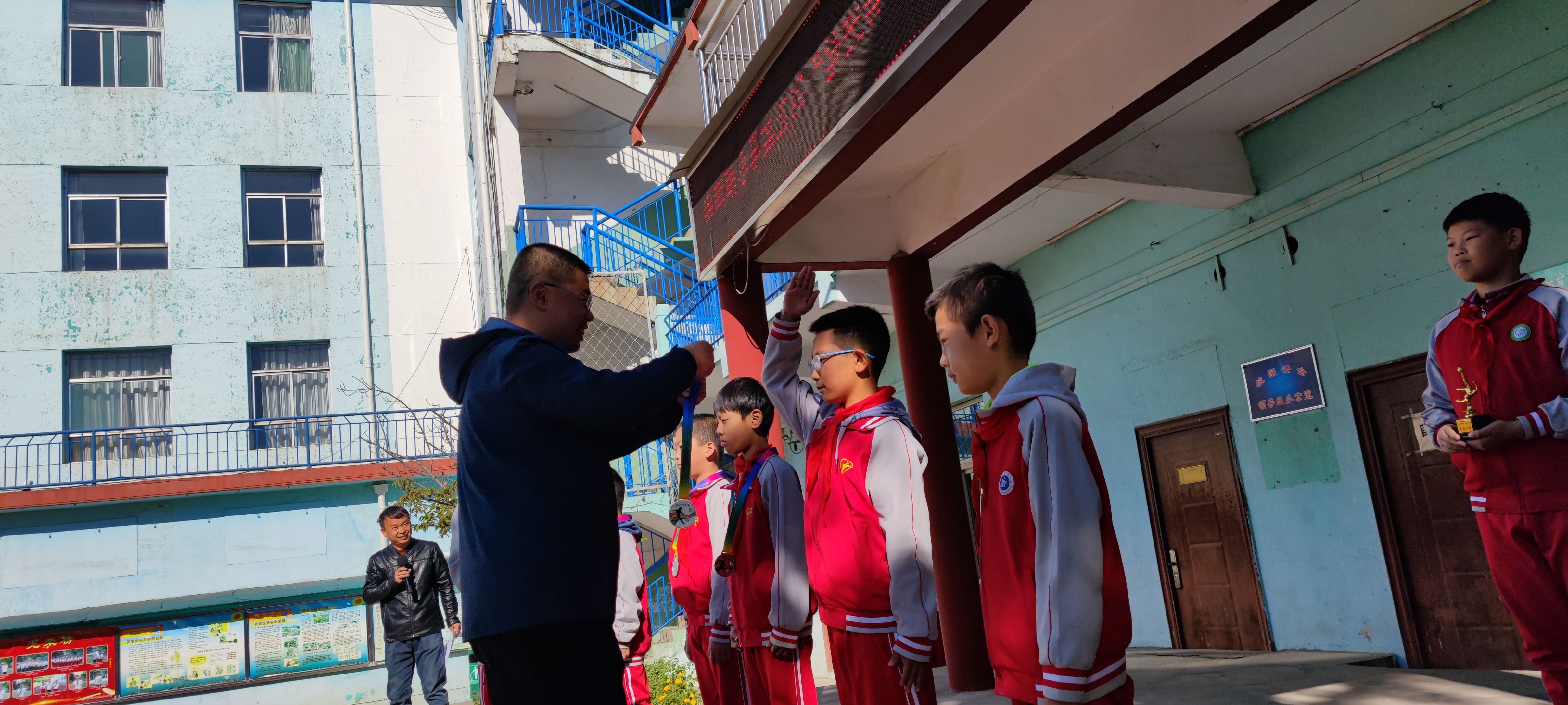 校园足球特色学校足球联赛,创魅力校园展艺术风采