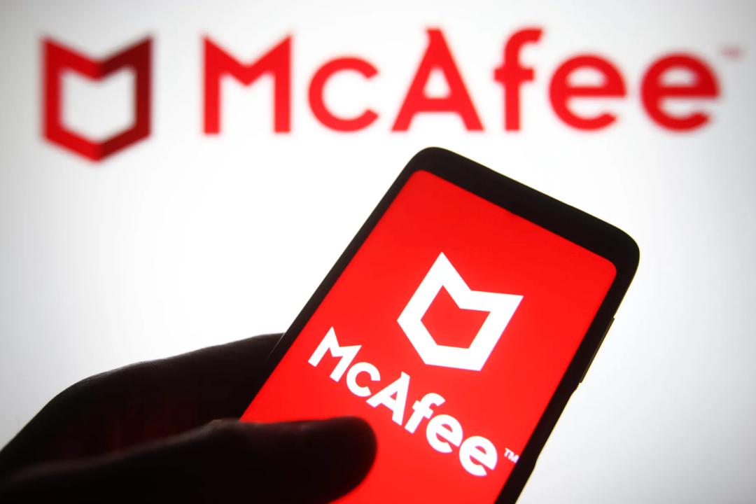 为了拍出这部荒谬的纪录片，他们陪着通缉犯一起逃亡