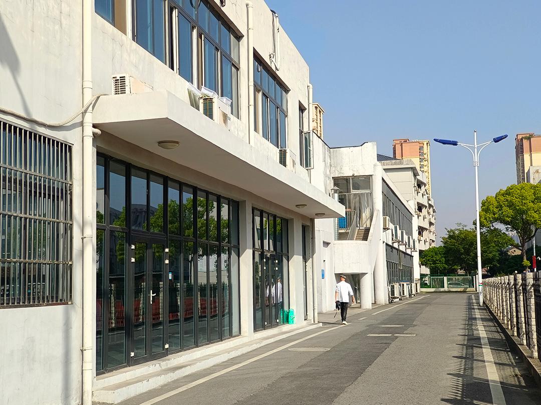 校友再回学校,丹阳六中校友