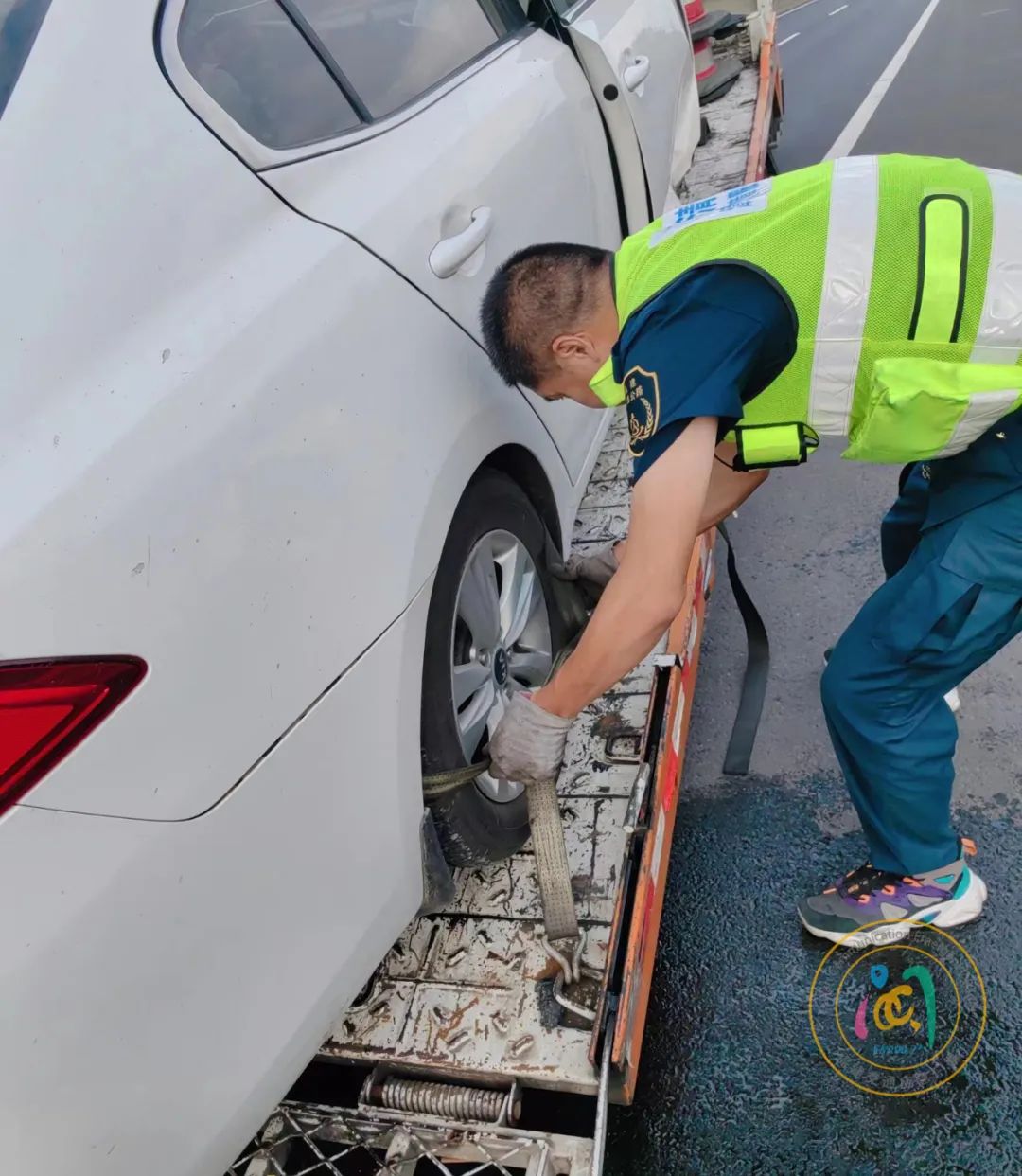 小车撞护栏是什么原因,小轿车撞围栏