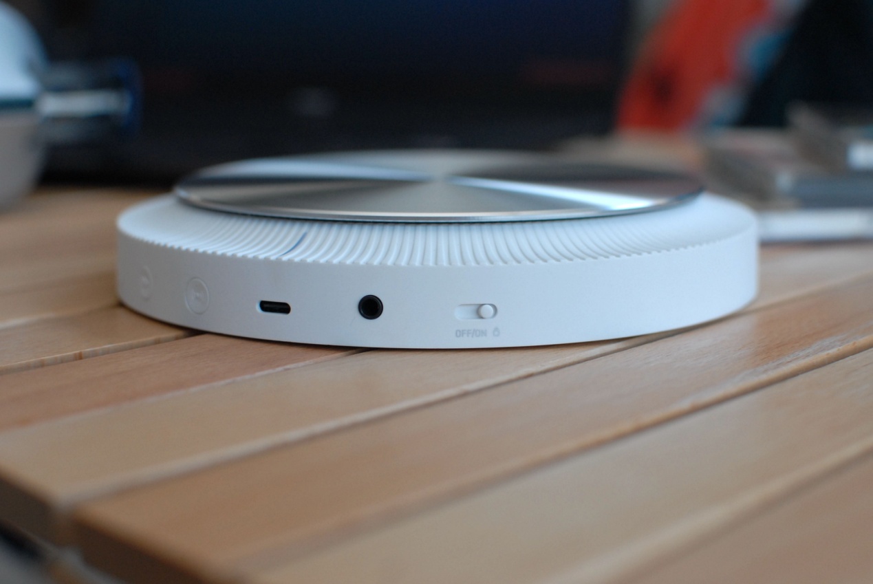 带着露营车出去露营,带着音响去露营