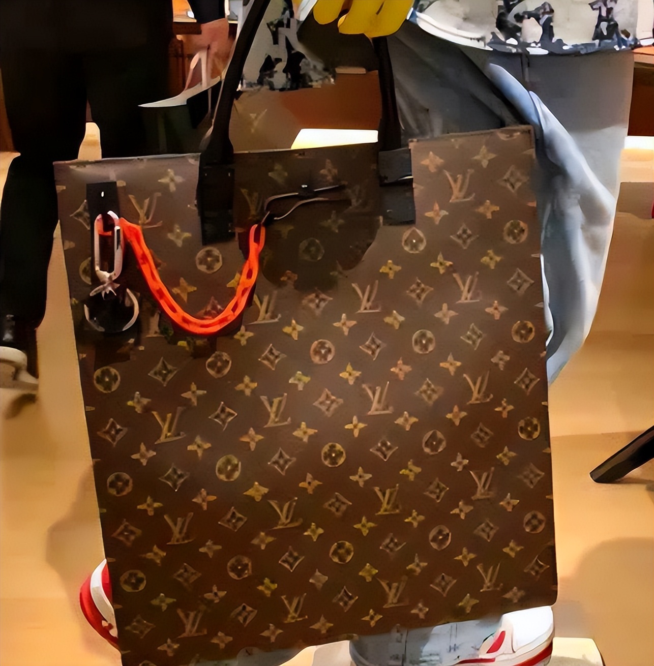 网友批高价炒lv帆布袋又蠢又虚荣,网友批高价炒lv帆布袋