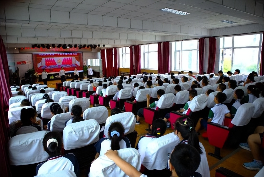 黑龙江中医药大学大学生宣讲团走进香滨小学校