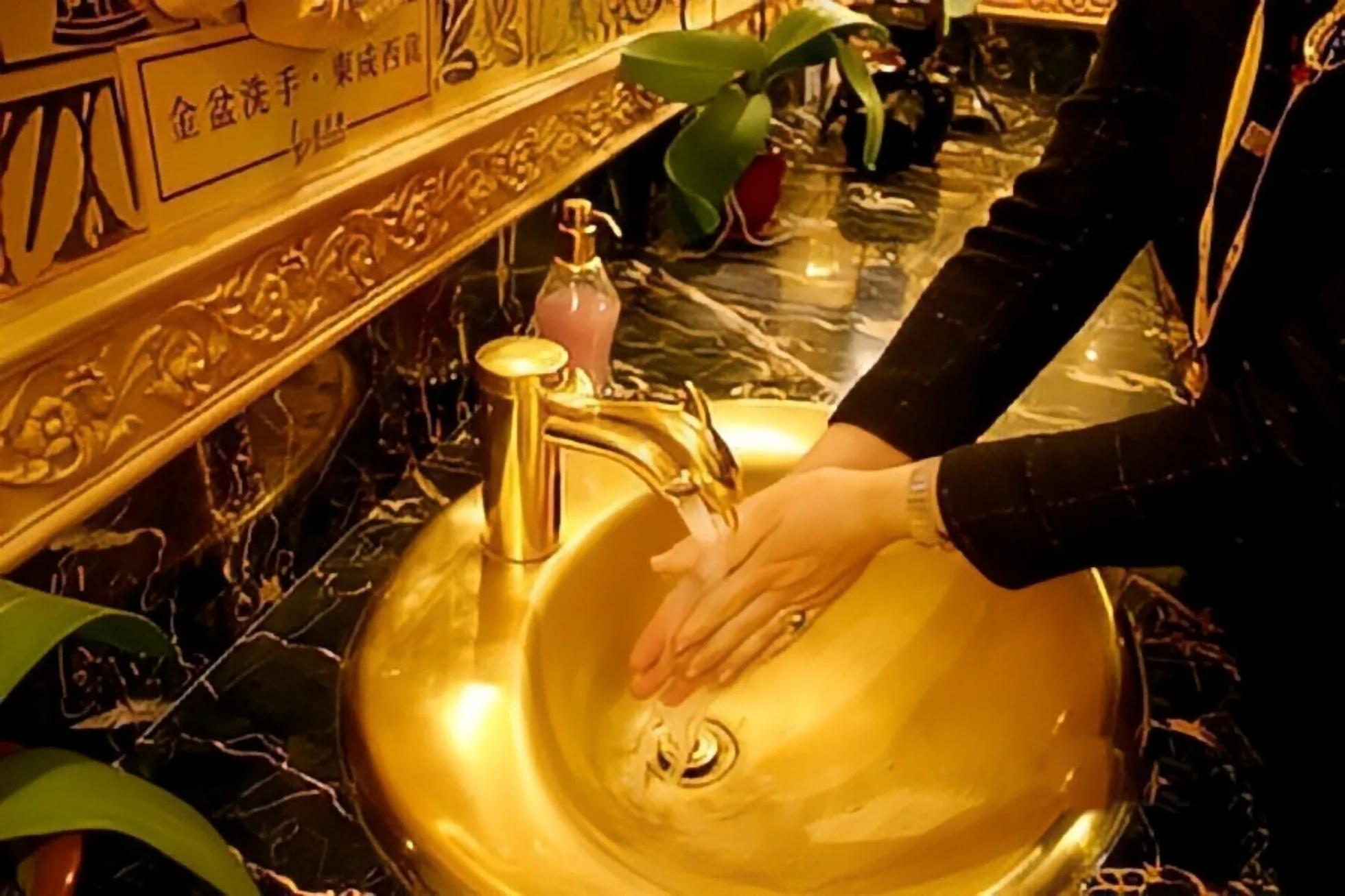 2001年他花3800万，用掉380公斤黄金盖了一间厕所，后来怎样了