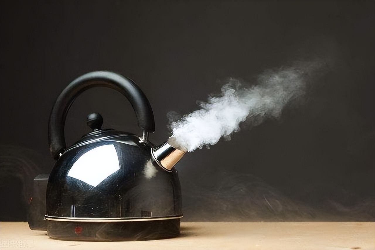 长期喝电热水壶烧的水有什么危害,喝电热水壶烧的水对身体危害多少