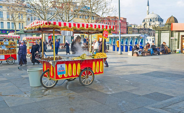 夫妻地摊卖臭豆腐日营业额9000元,摆摊卖臭豆腐一年能赚多少钱