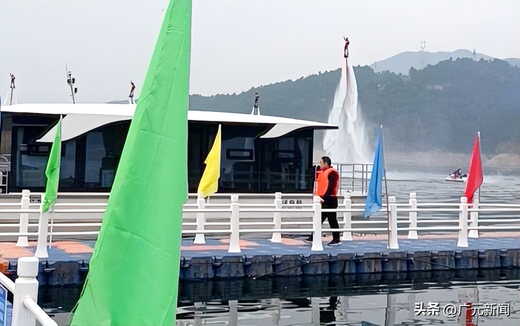 在白龙湖上和鱼群共眠这样的浪漫漂浮酒店能给