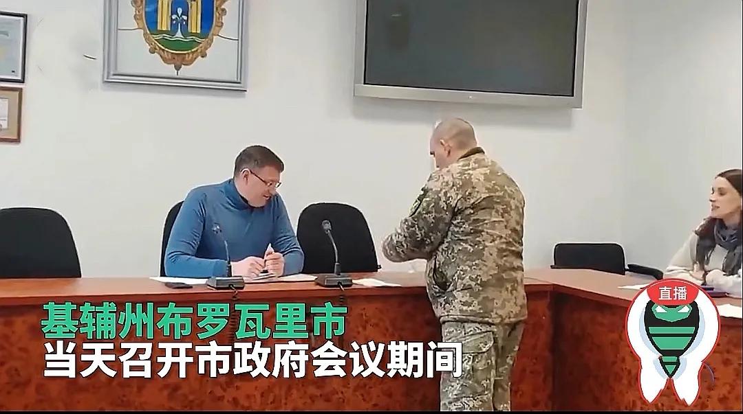 市长被发传票，快递小哥被套路：奇葩征兵下，看泽连斯基泪洒疆场