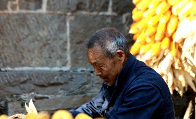 我53岁，存款680000，老伴手术缴费时余额不足，我：没钱就拔管吧