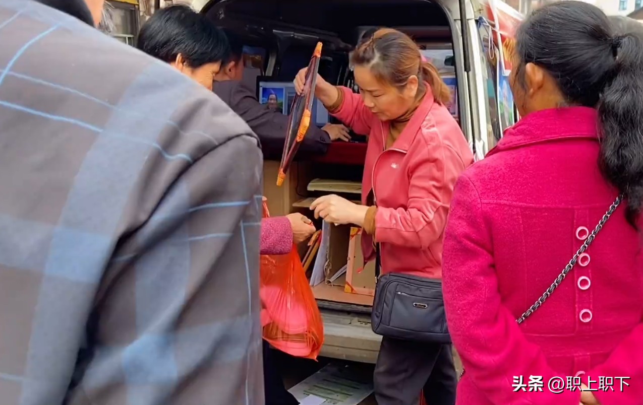 湖南邵阳夫妇在乡场镇给老人拍照月入过万,农村创业有五个风口