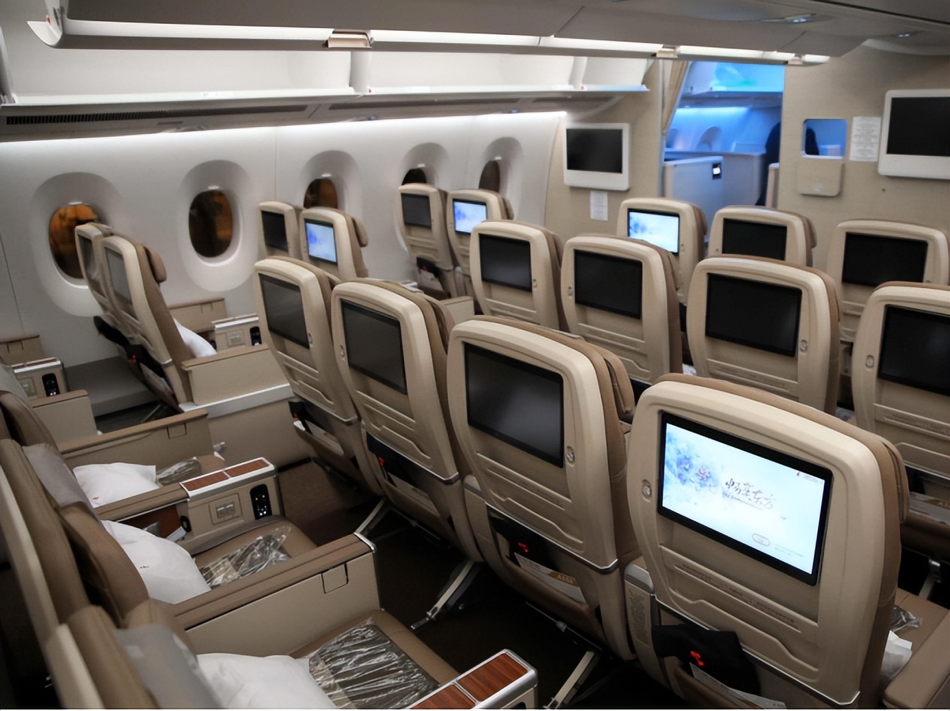 一架飞机来回飞一次赚多少钱,飞机飞一趟能赚多少钱视频讲解