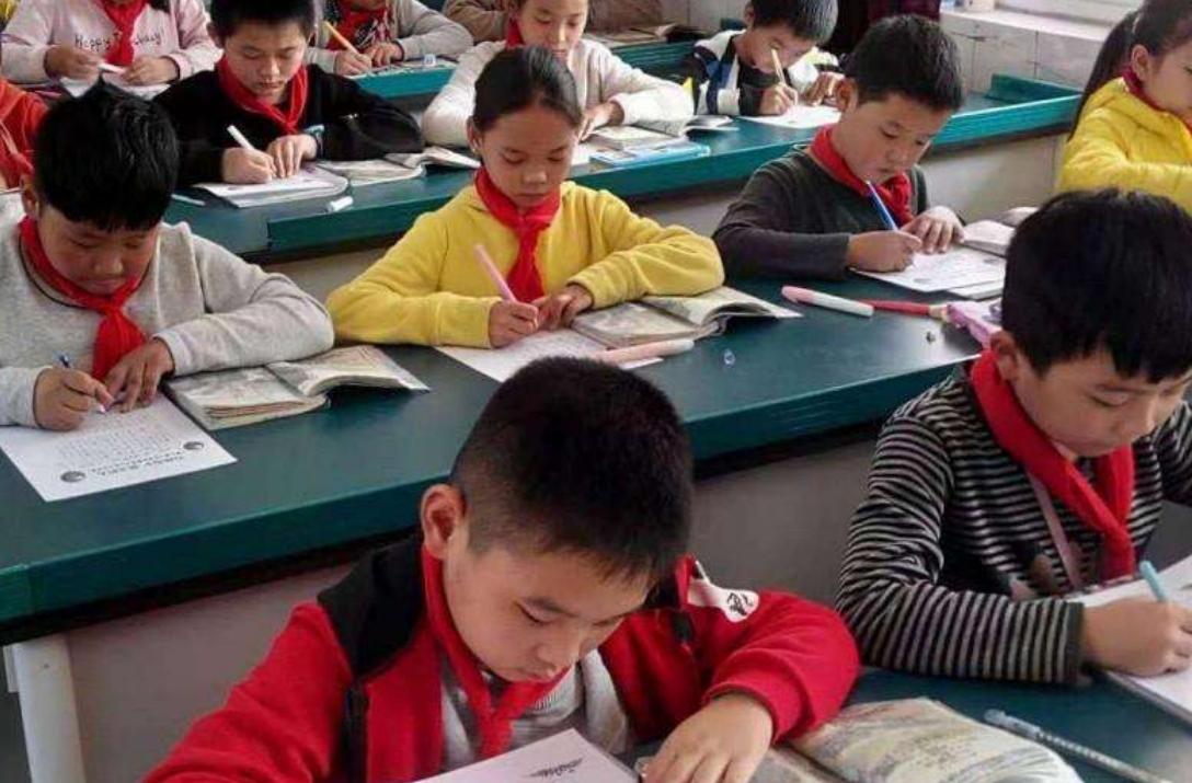 小学生被老师踢裂*体下**，*裤内**上一滩血，妈妈无法理解