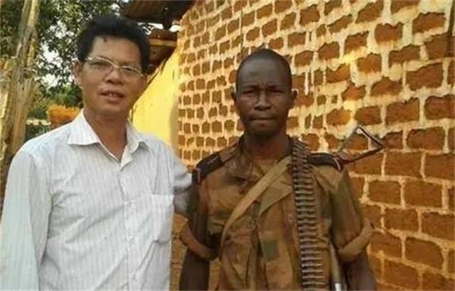 广西“上林帮”非洲淘金：每天如刀尖舔血，常备200克金子保命